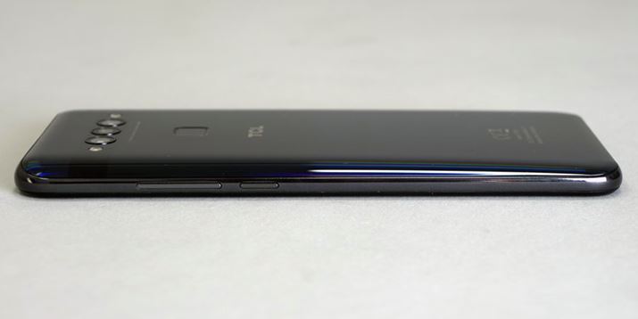 �{�f�B�E���ʂɂ̓{�����[������ѓd���̃{�^�����z�u�����