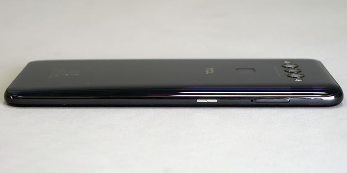 �{�f�B�����ʂɂ́A�@�\�����蓖�Ă���u�J�X�^���L�[�v���z�u�����