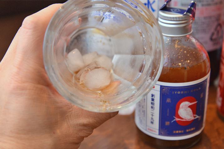 e҂̃z[XpCXĂāA񂾌ɂ炪OX̒Ɏc郊Ay