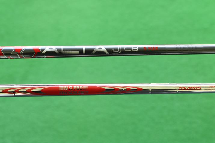 ̎ŃVtgBJ[{́uALTA J CBvijƁAX`[́uN.S.PRO MODUS3 TOUR 105vij