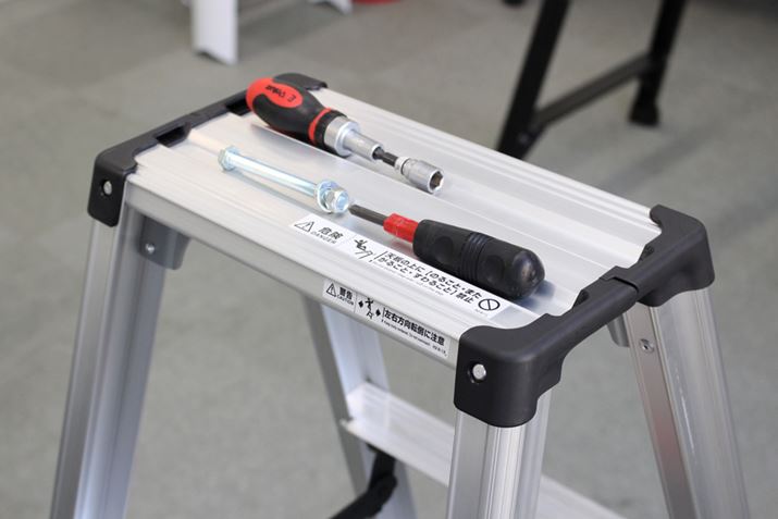 V2{̍aāAɃhCo[ȂǂuĂ悤ɂACfA