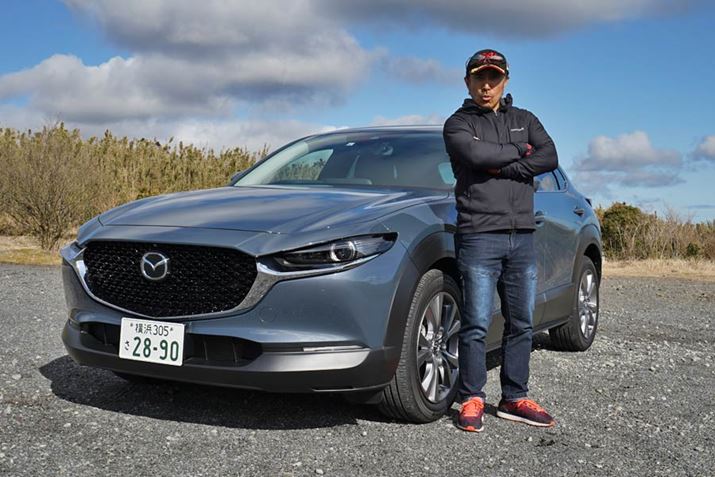 ����̎���ԁA�}�c�_�uCX-30�v�ƕM��