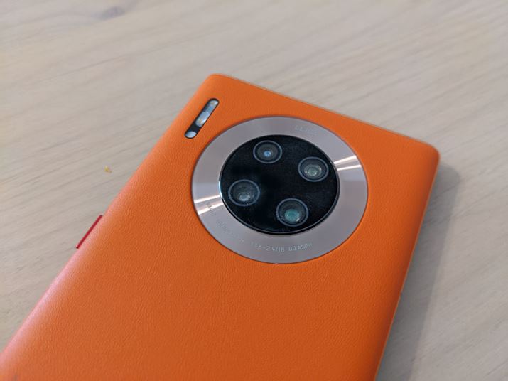 4̃J~`̃Oň͂񂾁uHalo Ringv