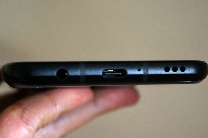 �{�f�B���ʂɂ́AUSB Type-C�|�[�g�ƁA�w�b�h�z���[�q���z�u�����