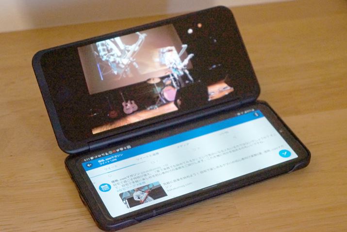 1��ʂœ�����Đ����A�����Е��̉�ʂ�SNS��\�����邱�Ƃ��\�B���̏ꍇ�A����̍Đ��͒�~���Ȃ�