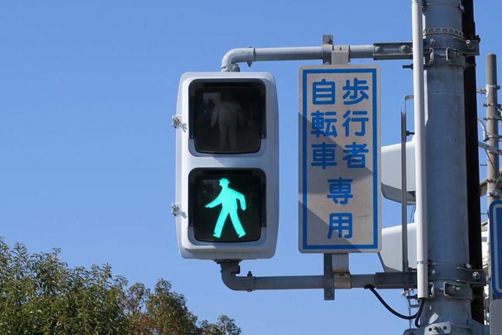 ���s�ҁE���]�Ԑ�p�̐M���@�ɂ́A���̎|��m�点�镶�����L����Ă���