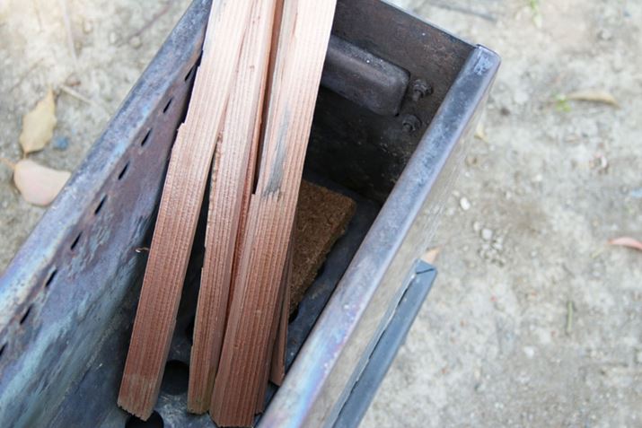 ΂ۂ́A܂΍܂Xg̒[ɒuȀɂԂ悤ɍׂdZbg܂