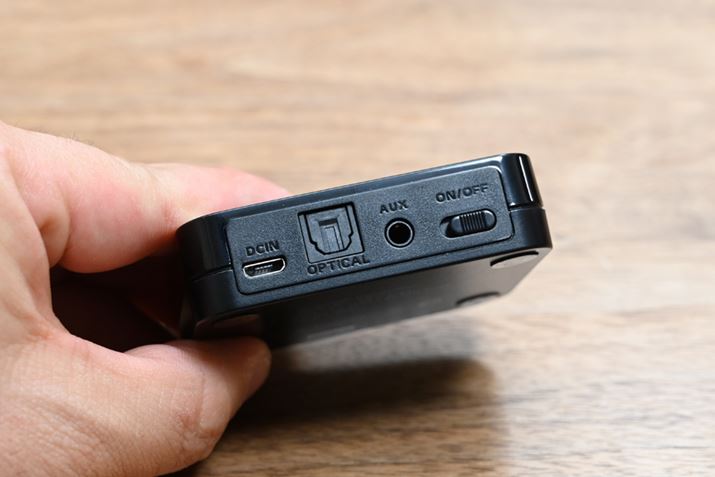 wʕɂ́AmicroUSB|[gA͗p̌fW^͂ƃAiÓAdXCb`