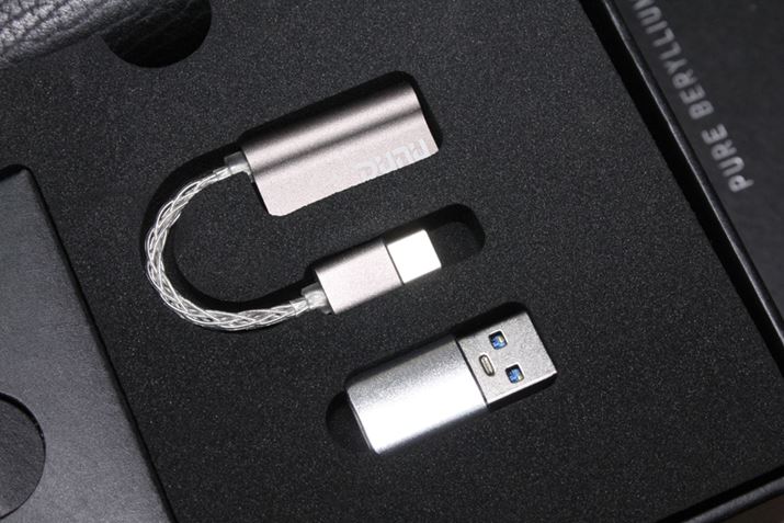 CzWbN̂ȂX}[gtHƂڑł悤ɁAUSB Type C[qA_v^[܂ŕtĂ