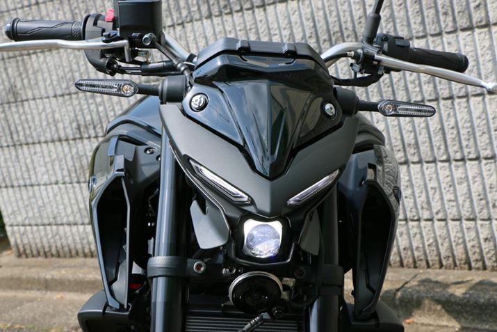 �w�b�h���C�g��LED���B2���̃|�W�V���������v�ɒ����^�̃w�b�h���C�g������Ă���