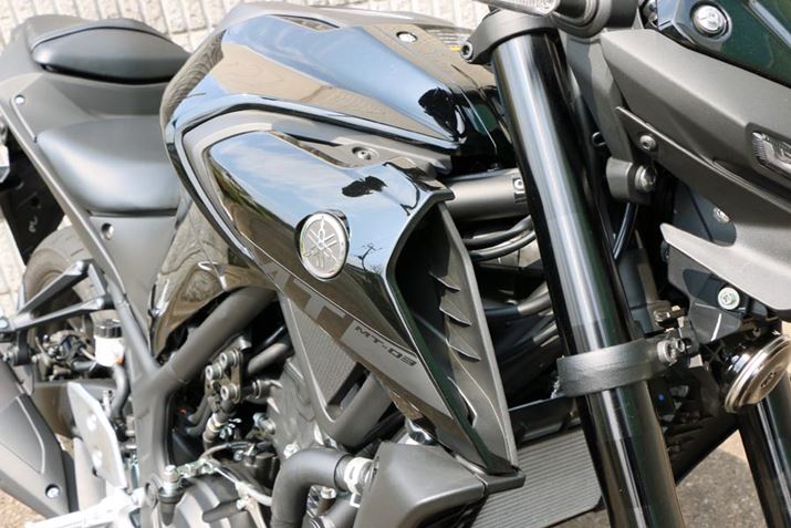 �T�C�h�ɂ����^�����ꂽ�G�A�X�N�[�v���A�t�����g�܂��̃C���p�N�g����ɍv��