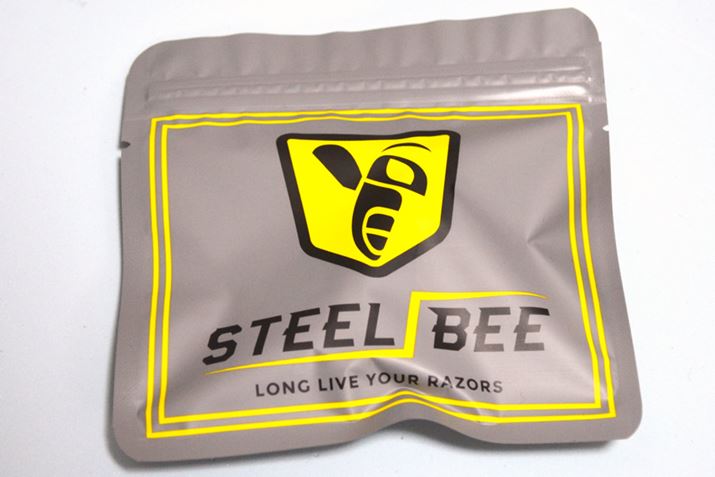 VvȃA~pE`܂ɓiBuLONG LIVE YOUR RAZORSvƃAs[Ă܂