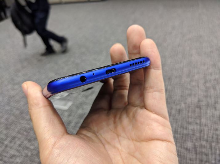 {̒ʂɂ̓CzWbNmicroUSB|[g𓋍ځBUSB Type-Cł͂Ȃ̂cOȂƂł