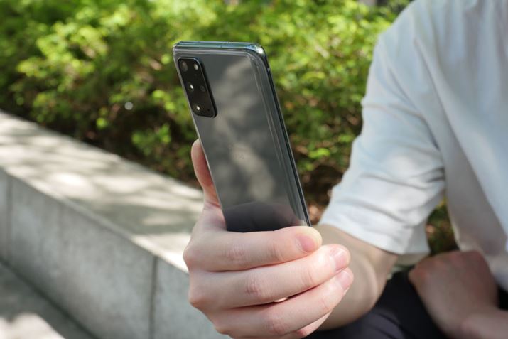 �O�o��ł��o���o���g����uGalaxy S20�{ 5G�v�́A�r�W�l�X����v���C�x�[�g�܂ŕ��L���p�r�Ŋ��􂷂�