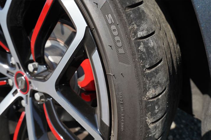 ����Ԃɑ�������Ă����^�C���̓u���a�X�g����POTENZA S001�B�T�C�Y��245/35R19 