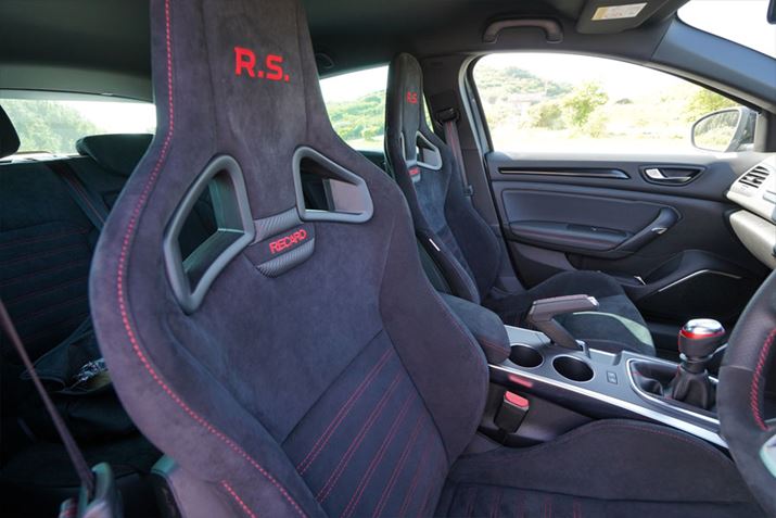 �X�|�[�c���f���炵���A���J�����̃V�[�g���W���ő��������