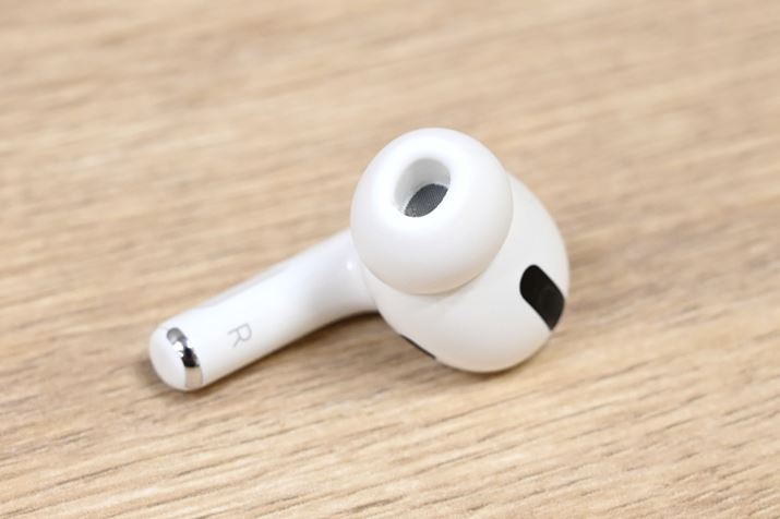 AirPodsV[Yŏ߂ăJi^`ƂȂBC[s[X͑ȉ~`ŁAtƎ`ƂȂĂ