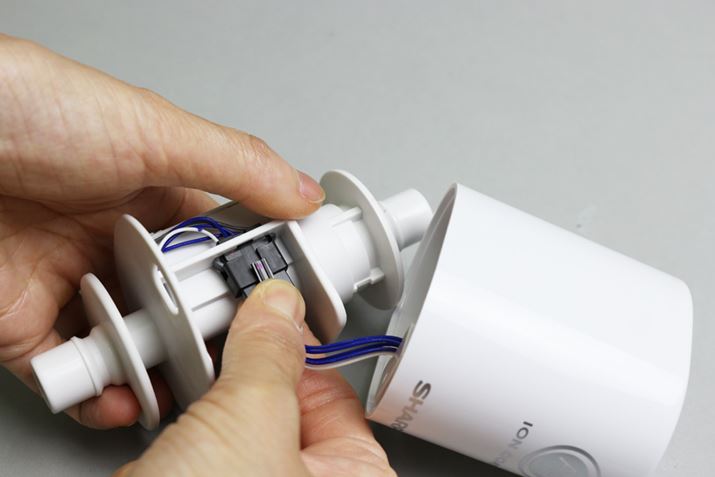 ƃRlN^[oĂ̂ŁARlN^[𔲂܂