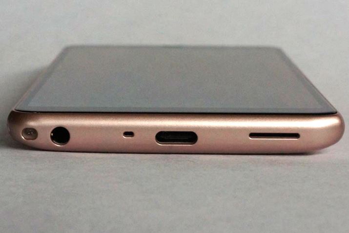 �{�f�B���ʂɁA�X�g���b�v�z�[���A�w�b�h�z���[�q�AUSB Type-C�|�[�g�������