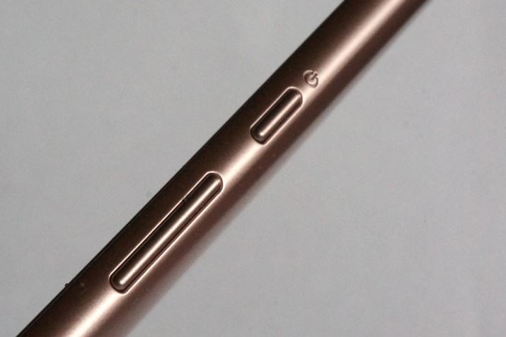 �E���ʂɂ́A�d���ƃ{�����[���̊e�{�^�����z�u�����