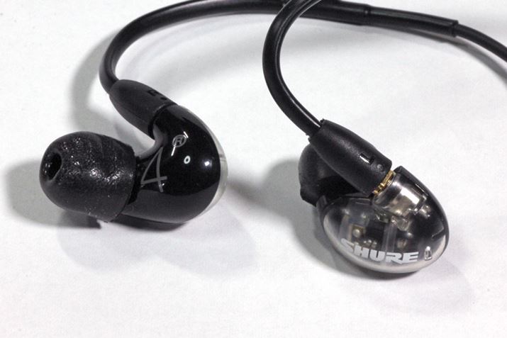 ShureuAONIC 4vBJ[oG[V́AubNƃzCg̑S2FBsz艿i32,800 ~iŔj
