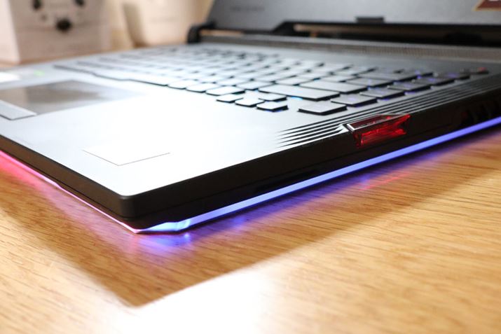 upEhCgo[vƂU^LEDCgʂɓڂĂ