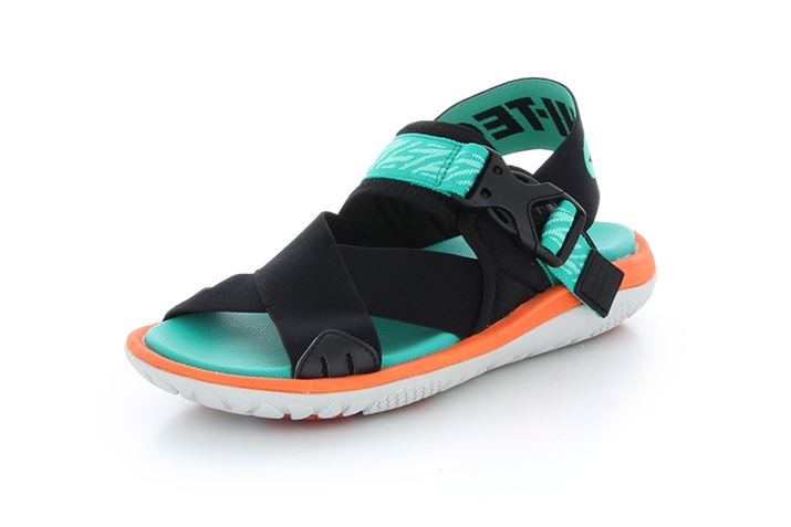 GXeBbNohݍ݁Aقǂ悢tBbgŃXj[J[̂悤ȗSn