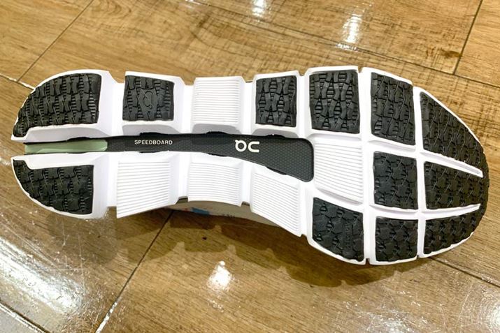 Hʂɂ悤ɃObvAEg\[́AAX[g̋r͂悭`BĂ