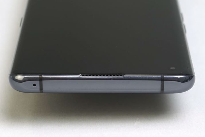 ʂɂ͒[qނ͔zuȂBwbhz[q͔񓋍ځBȂAUSB Type-Cڑ̃Cz