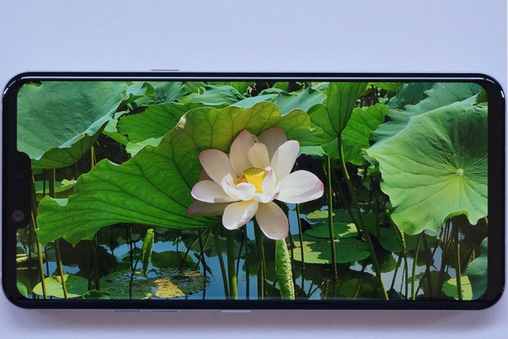 �R���g���X�g���������F�ɂ����ꂽ�L�@EL�f�B�X�v���C�̎����������\�ł���