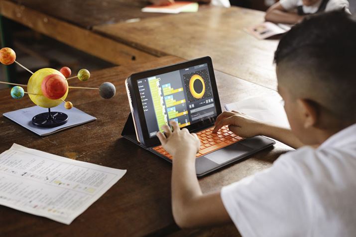 qǂ̂납fW^ɐGĂSTEMwK