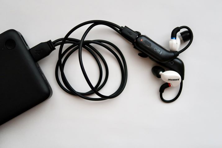 [dP[X͂ȂA悪҂micro-B[qƂȂUSB-AP[uŏ[d