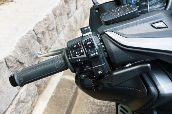 N[YRg[̃XCb`⑬xRg[̃{^Ȃǂ͍葤ɔzuĂ