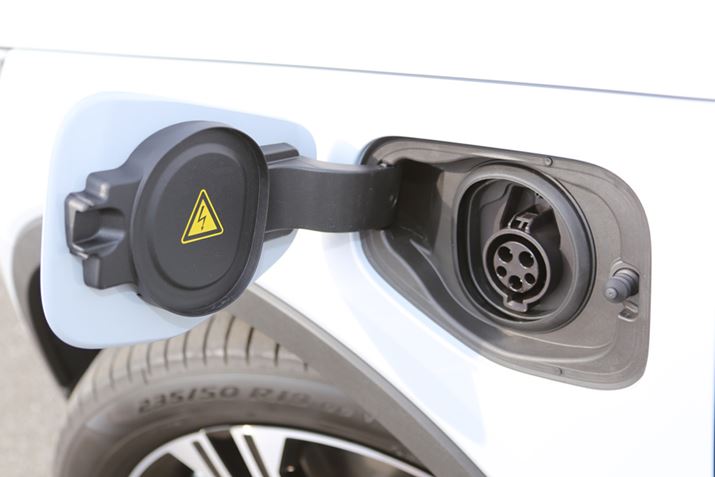 uXC40 PHEVv̏[d́A{fB̍tgɔĂ