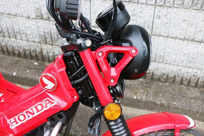 �z���_ CT110�̐Ԃ��h��ꂽ�w�b�h���C�g�X�e�[�ւ̃I�}�[�W������������