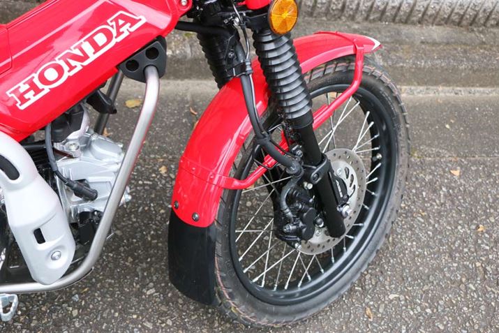 �t�����g�t�F���_�[���������Ȃ̂��z���_ CT110�Ƌ��ʁB�X�e�[�̑��`�����Ă���