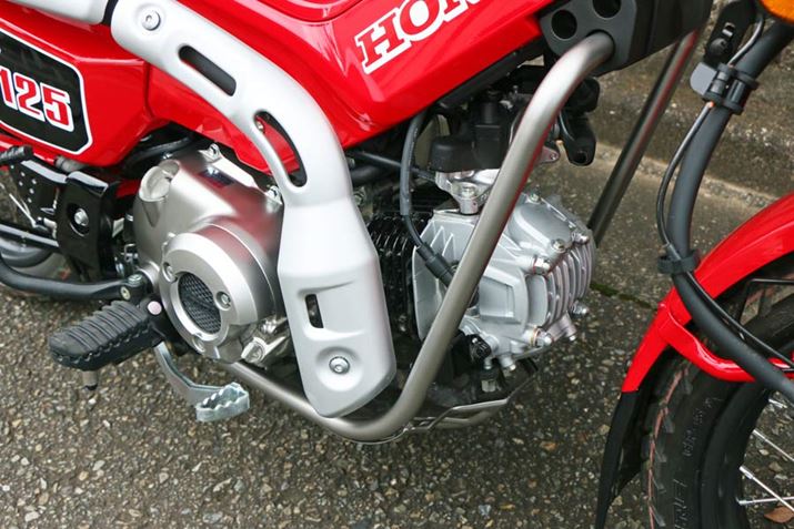 �G���W���̊�{�݌v�̓X�[�p�[�J�u C125�Ƌ��ʂƂ��A�Ǝ��̓�����^�����Ă���