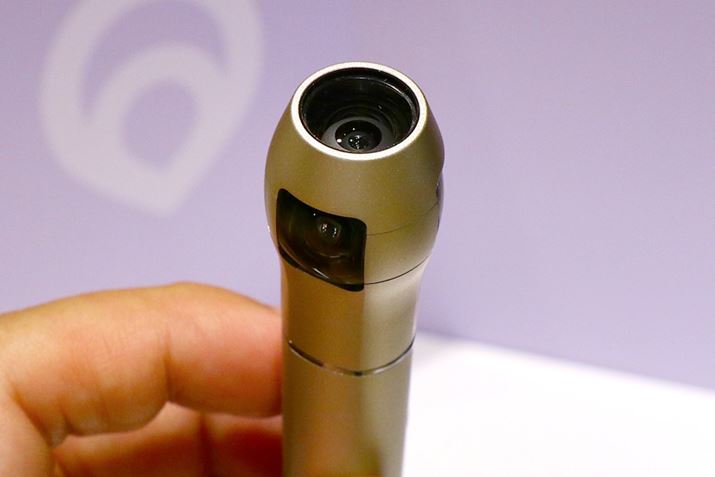 IQUI�̂��߂ɐV�J�������A���ʂɂR�A�V�ʂ�1�̌v4�̃����Y����\�������Ǝ��̌��w�n