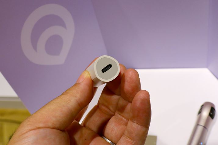 USB Type-C�R�l�N�^�[���}�O�l�b�g�ő������ď[�d����