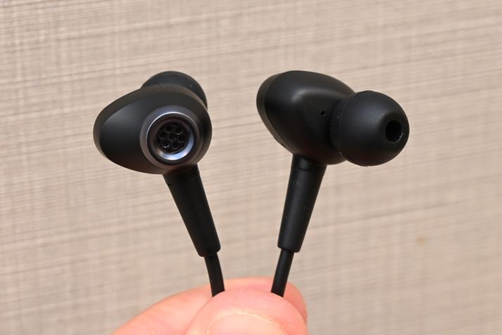 nEWO`͂ȊBCzOłȂAɂ}CNpӂĂ