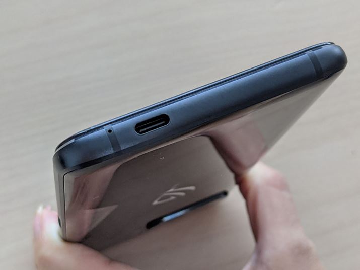 USB Type-C|[g͒ʁiʐ^jƑʂ2ɂЂƂځBCzWbN͓ڂĂ܂񂪁AUSB Type-C to 3.5mmCzWbNϊA_v^[tB[dȂLCzڑ邱Ƃ\ł