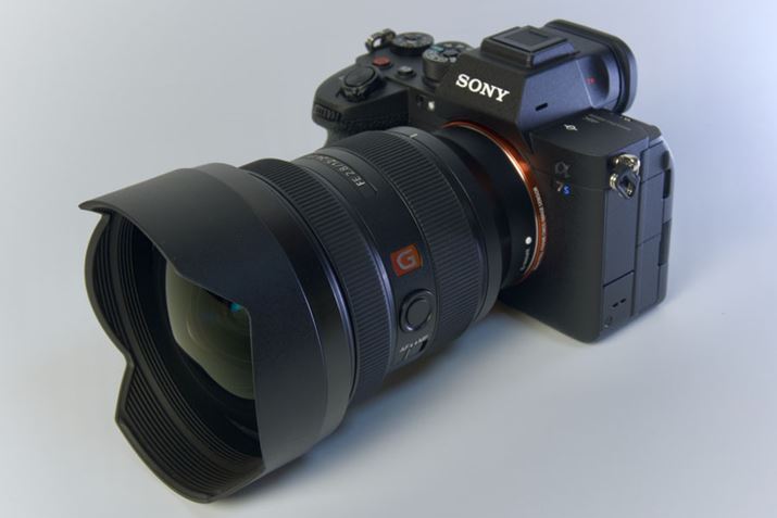 {̂ƃobe[AL^fBA킹dʂ͖699głB̎ʐ^őĂ郌YuFE 24-70mm F2.8 GMv̏dʂ͖847ĝ߁Avł1546gƂȂ܂B