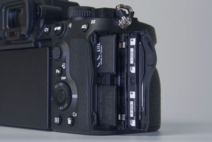 L^fBASDXC[J[hCFexpress Type AJ[hɑΉfAXbgdlŁAL^⃊[L^\łBȂAType B CFexpressJ[h̓TCYقȂ邽ߎgpł܂