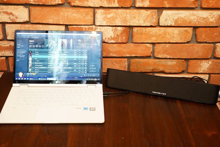 {ȂfXNgbvPC̃j^[ɒuׂA̓m[gPCƐڑČ؂