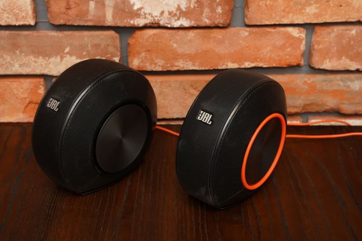 zC[̂悤ȓƓȃfUCBEXs[J[ŉʒ\