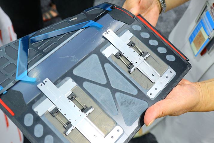 vJo[ɃfBXvC܂肽ݎɃXCh@\gݍ܂Ă邽߁Aʂ̃Jo[ɕtւ邱Ƃ͓