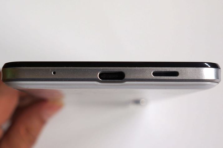 {fBʂɂ́AXs[J[z[BbƊ܂߂2̃Xs[J[ŃXeIĐ\