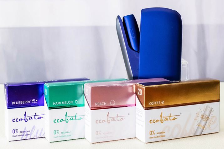 ������ЃT�����ɂ��m���j�R�X�e�B�b�N�u�R�o�g�v�B�t���[�o�[��4��ށB�ʐ^������u�u���[�x���[�v�u�������v�u�s�[�`�v�u�R�[�q�[�v�B�e20�{����418�~�i�ō��j