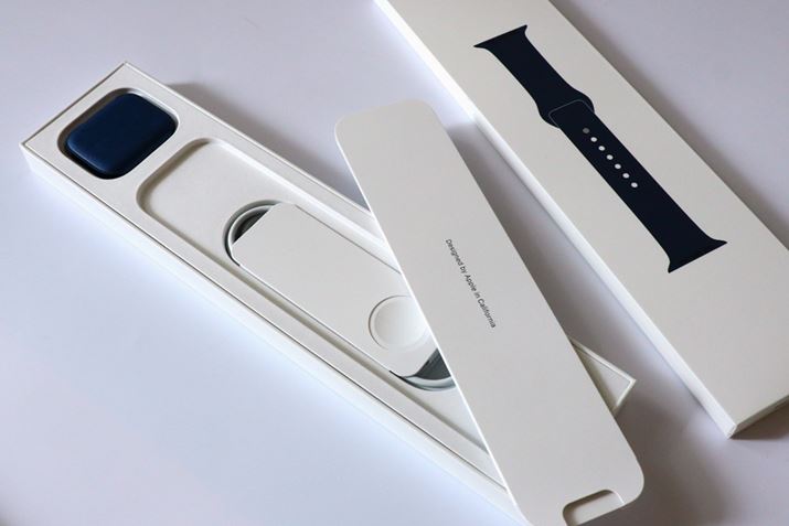 Apple Watch Series 6̃pbP[WBdA_v^[ȂAϔRpNgɂȂĂ