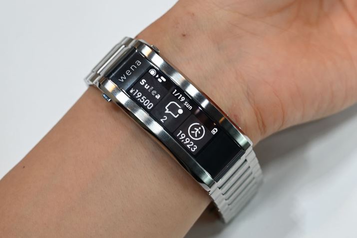 obN^Ă邪AfBXvC͋tɑ^ĂBL@ELfBXvC̓tB̓ߗグ邱ƂŁAOł̎FAbvĂقAƓxZT[ɂ鎩PxɂΉBfXNɂԂĂȂ悤ɁAfBXvC\ʂɂ̓SKX̗pA80cm̗Ռh\5CɂΉĂ